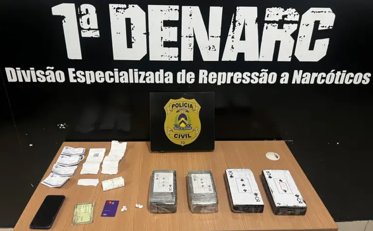 
Suspeita foi flagrada com porções de cocaína e crack após desembarcar do ônibus. — Foto: Divulgação PC-TO