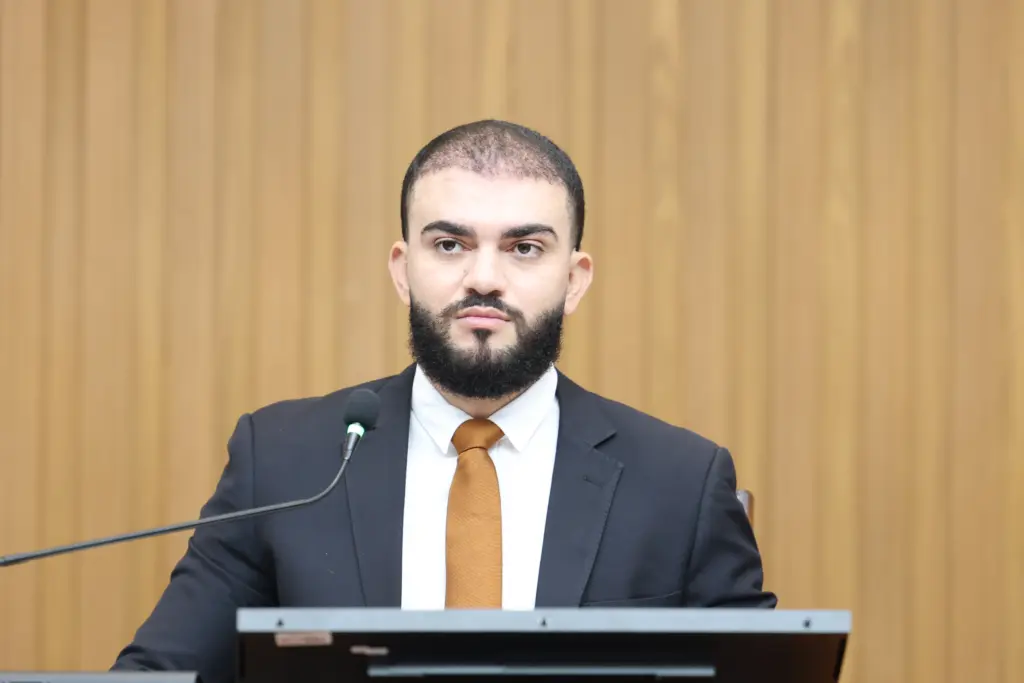 Relator em duas Comissões, Léo Barbosa comemora lei que garante igualdade de descontos a alunos com TEA, TDAH e TOD