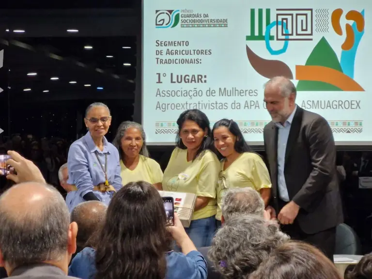 Mulheres extrativistas da APA Cantão recebem Prêmio Guardiãs da Sociobiodiversidade em Brasília