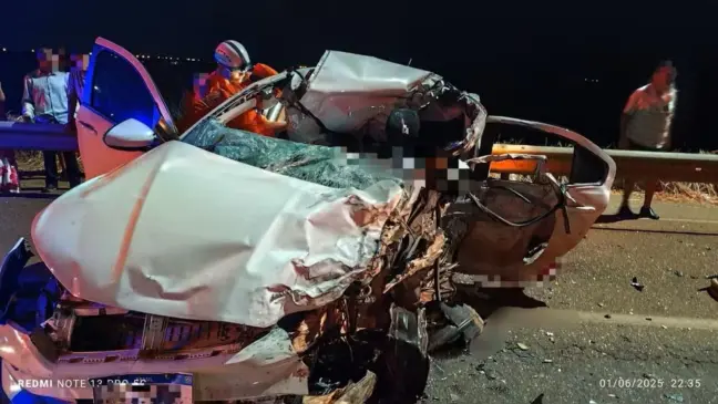 Carro destruído após acidente na ponte entre Palmas e Luzimangues — Foto: Divulgação/Bombeiros
