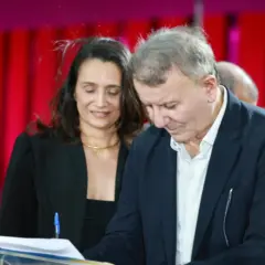 Durante a cerimônia de entrega dos veículos foi assinada a portaria que reduz para 6 horas a jornada de trabalho dos conselheiros tutelares – Foto: Foto: Flávio Cavalera
