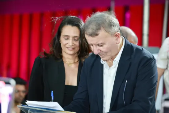 Durante a cerimônia de entrega dos veículos foi assinada a portaria que reduz para 6 horas a jornada de trabalho dos conselheiros tutelares – Foto: Foto: Flávio Cavalera
