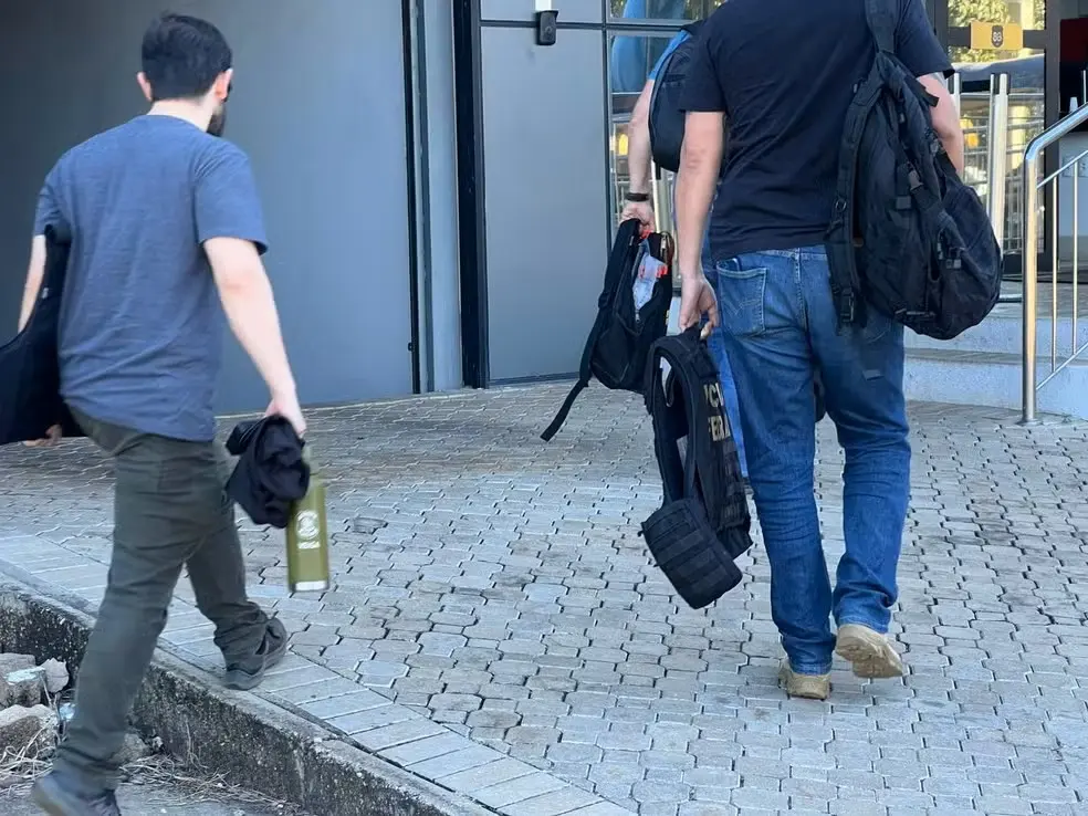 Agentes da Polícia Federal chegando na sede da PF em Palmas — Foto: Kaliton Mota/TV Anhanguera
