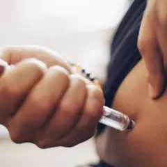 
Ozempic, Wegovy e Mounjaro são medicamentos da classe de análogos ao hormônio GLP-1, e levam ao controle da glicemia e à redução do peso corporal - Foto: Maskot/GettyImages