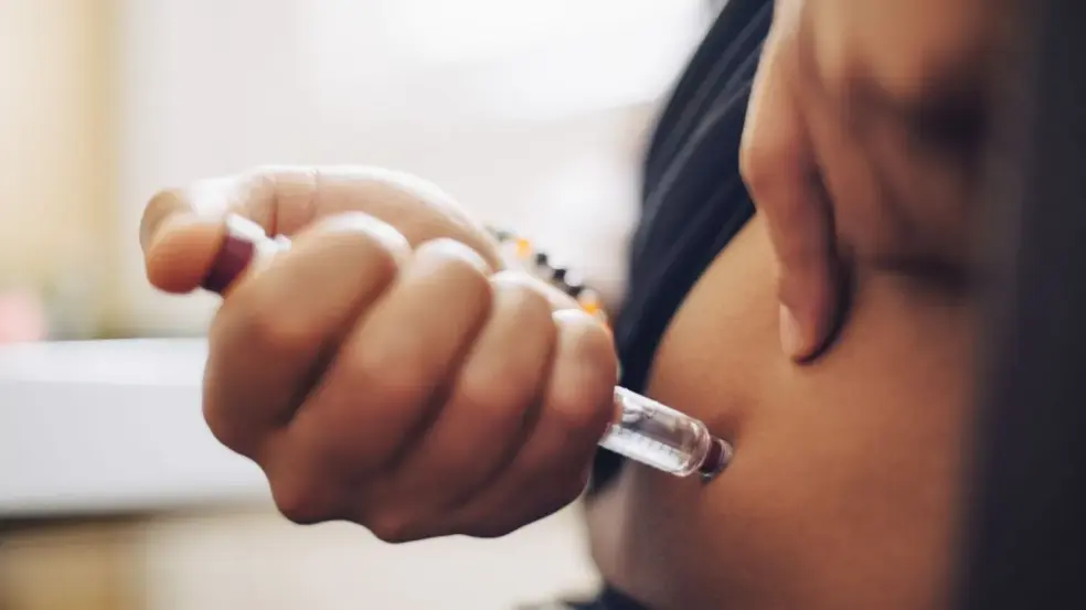 
Ozempic, Wegovy e Mounjaro são medicamentos da classe de análogos ao hormônio GLP-1, e levam ao controle da glicemia e à redução do peso corporal - Foto: Maskot/GettyImages