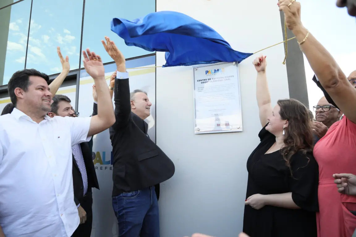 Prefeito Eduardo Siqueira Campos, ao lado da secretária Dhieine Caminski durante descerramento de placa – Foto: Edu Fortes