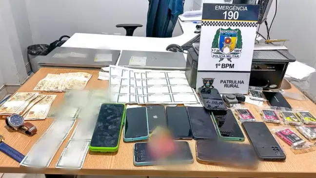 Celulares e cédulas para confecção de documentos falsos apreendidos pela Polícia Militar — Foto: Divulgação/PM-TO