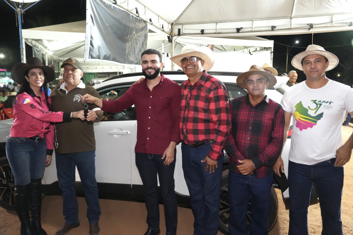 Nova Rosalândia comemora 37 anos com entrega de veículo e investimento garantido por Léo Barbosa
