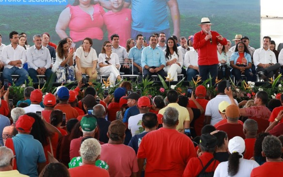 Ao lado de Lula e do governador, Amélio participa da entrega de títulos de terras em Araguatins: “dia histórico No Bico”