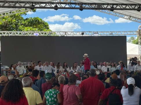 Em Araguatins, Lula faz questão de citar Eduardo Gomes em discurso e apoio em votações