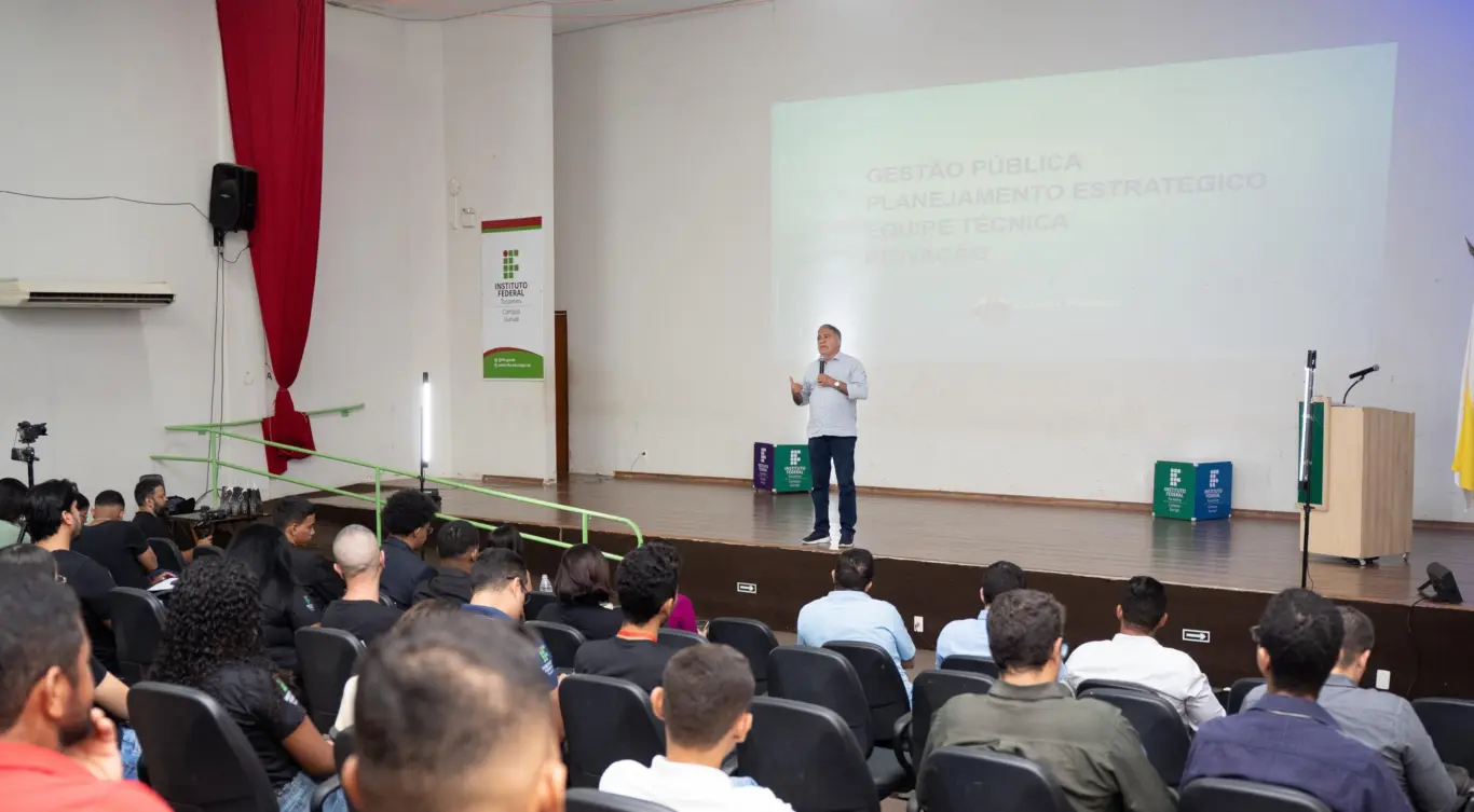 Laurez palestra para estudantes sobre Gestão Pública