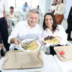 Após a entrega, o prefeito Eduardo Siqueira Campos e a primeira-dama e secretária municipal de Ação Social, Polyanna Siqueira Campos, almoçaram no restaurante comunitário da região norte – Foto: Flora Pereira