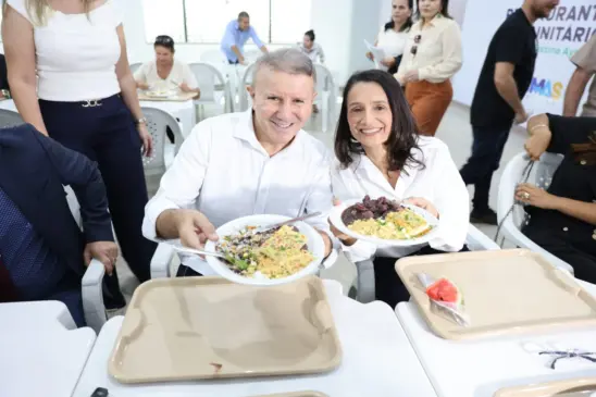 Após a entrega, o prefeito Eduardo Siqueira Campos e a primeira-dama e secretária municipal de Ação Social, Polyanna Siqueira Campos, almoçaram no restaurante comunitário da região norte – Foto: Flora Pereira