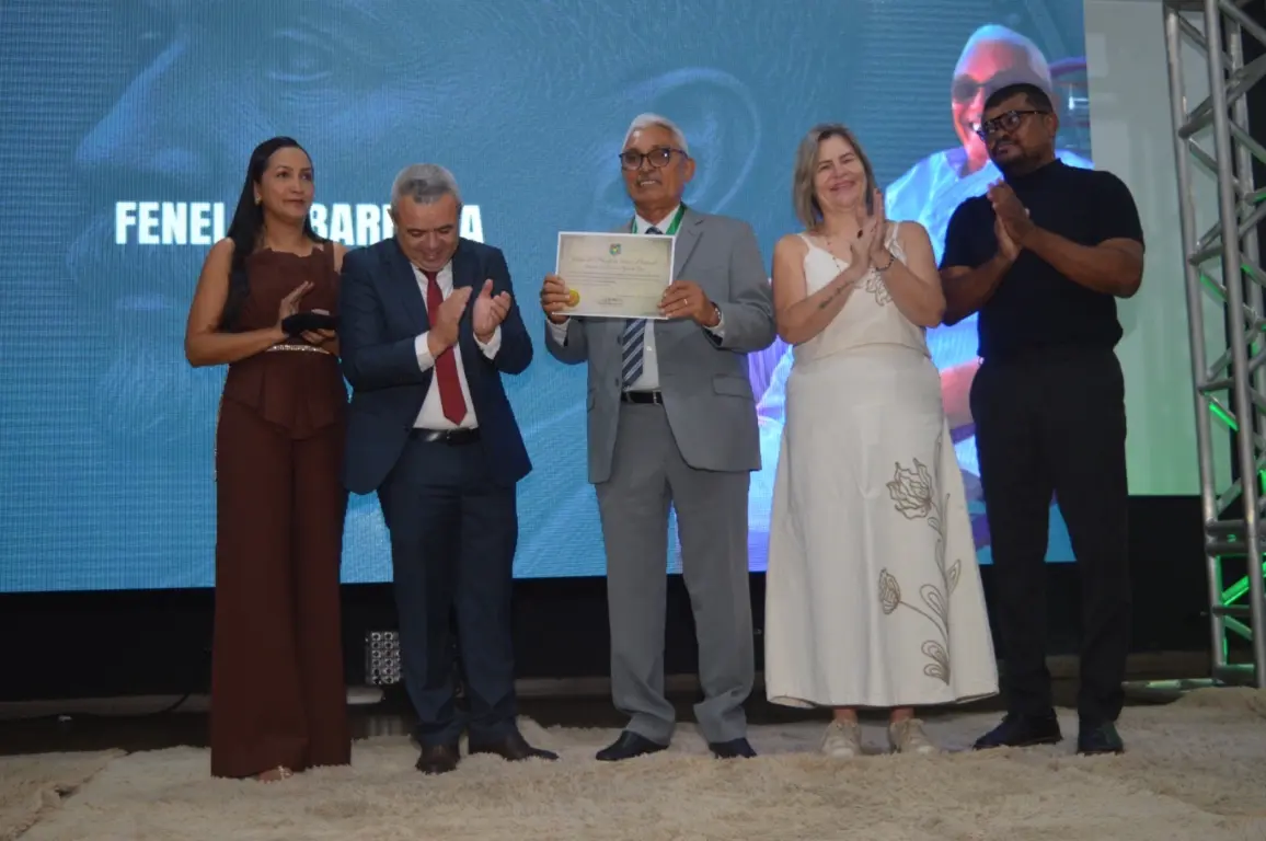 Fenelon Barbosa e outras 14 pessoas receberam a comenda Dr. Francisco Ayres, a maior homenagem de Porto Nacional