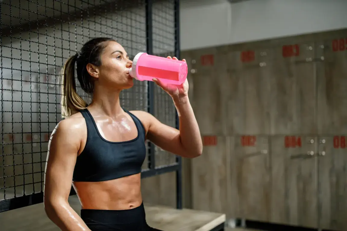 Suplementos pré-treino são indicados para pessoas que se exercitam por mais de 60 minutos e em alta intensidade — Foto: skynesher/GettyImages