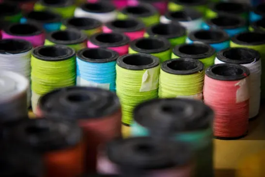 O cerol e a linha chilena colocam em risco a vida de motociclistas, ciclistas, pedestres e até animais. É uma brincadeira que pode terminar em tragédia - Foto: Lincon Zarbietti/O tempo