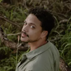 Cantor tocantinense Mennezes lança música e videoclipe “Meia Idade” com show aberto ao público