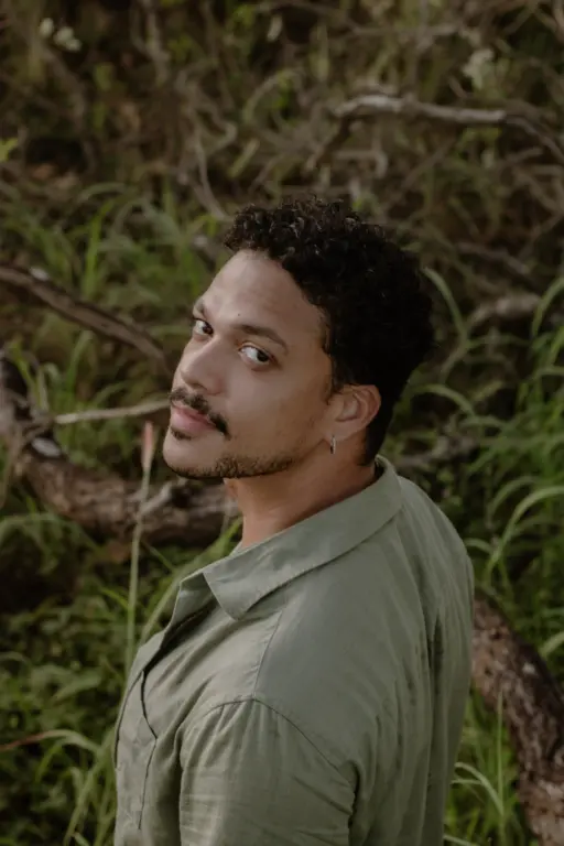 Cantor tocantinense Mennezes lança música e videoclipe “Meia Idade” com show aberto ao público