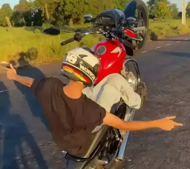 Grau de moto, que coloca em risco condutor, motoristas e pedestres (Foto: Redes sociais)
