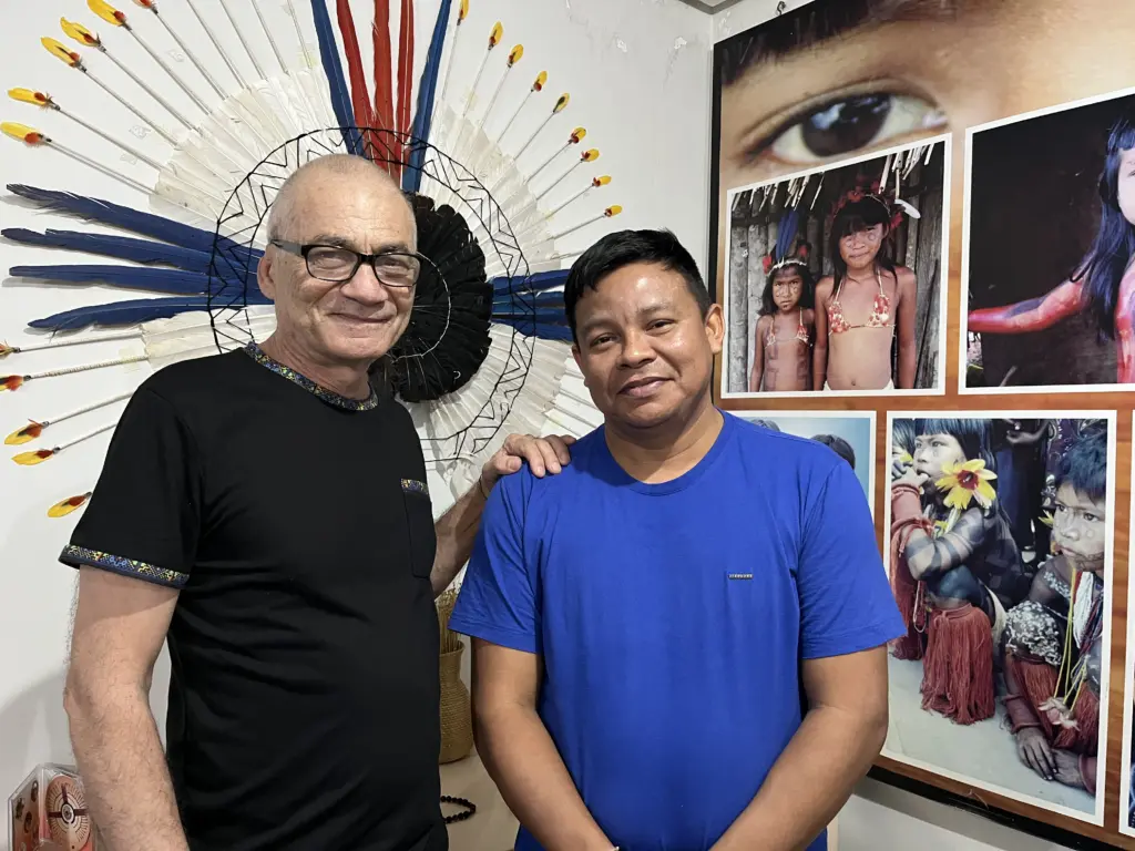 O diretor da série Hermes Leal e o líder indígena Bolivar Xerente, que participa do episódio sobre o Marco Temporal - Crédito: HL Filmes/Divulgação O diretor da série Hermes Leal e o líder indígena Bolivar Xerente, que participa do episódio sobre o Marco Temporal - Crédito: HL Filmes/Divulgação