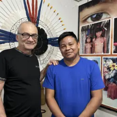 O diretor da série Hermes Leal e o líder indígena Bolivar Xerente, que participa do episódio sobre o Marco Temporal - Crédito: HL Filmes/Divulgação