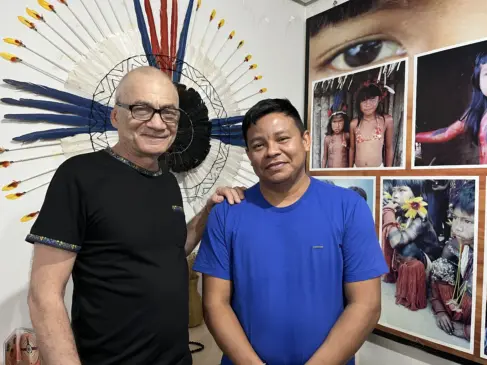 O diretor da série Hermes Leal e o líder indígena Bolivar Xerente, que participa do episódio sobre o Marco Temporal - Crédito: HL Filmes/Divulgação