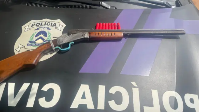 A arma de fogo e as munições apreendidas pela Polícia Civil em Araguaína — Foto: Polícia Civil do Tocantins 