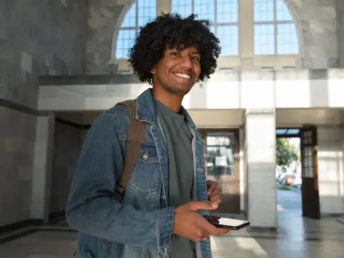 Programa abre 15 mil vagas em curso de inglês gratuito para pessoas negras