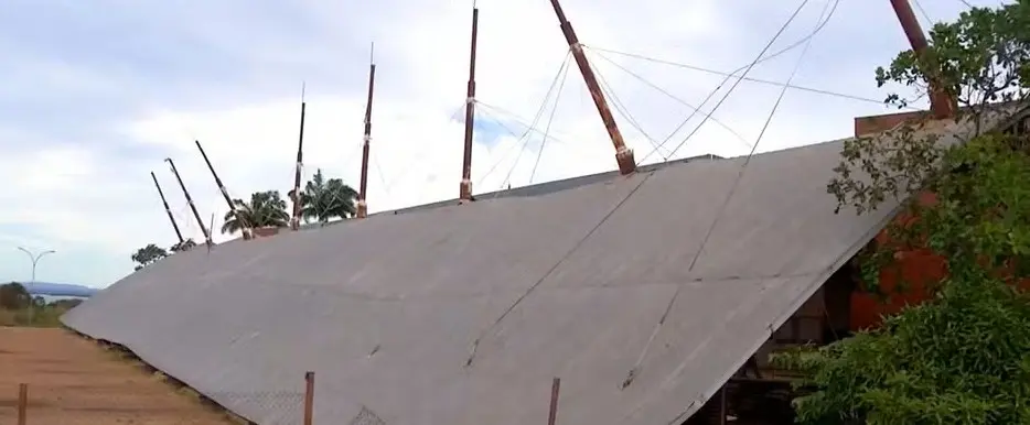 Cobertura da rodoviária de Palmas está no chão quase três meses após queda — Foto: Reprodução/TV Anhanguera