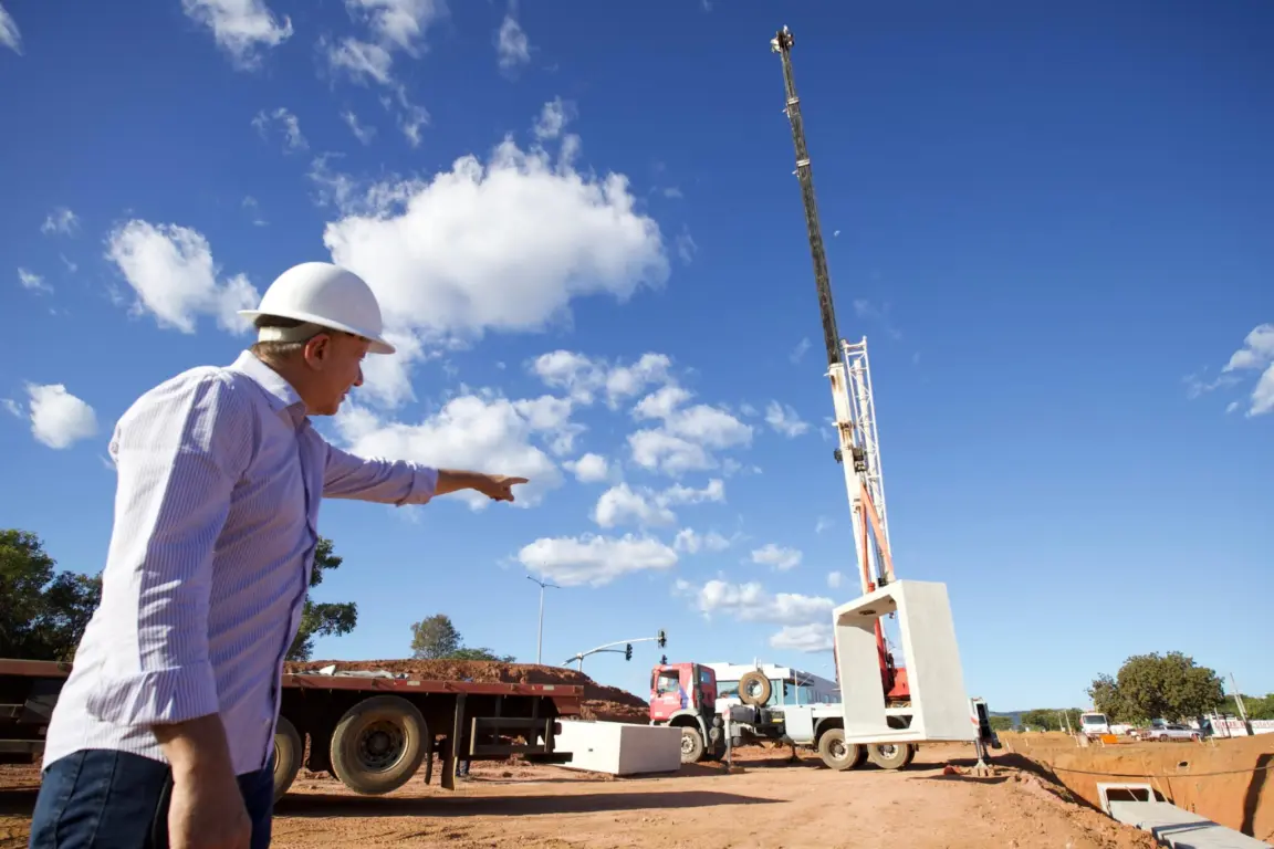 Prefeito Eduardo Siqueira durante visita às obras de drenagem pluvial e pavimentação asfáltica na Avenida LO-21 – Foto: Flávio Cavalera
