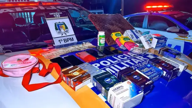 Suspeita de furto a farmácias carregava bolsa que dissimula sistemas de alarme, segundo a PM — Foto: Divulgação/PMTO