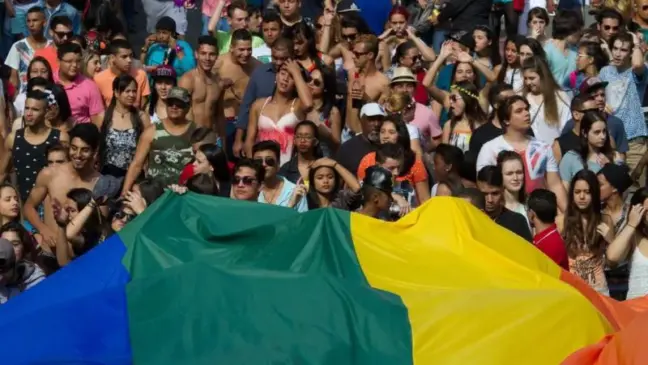 A parada LGBTQIAPN+ acontece neste domingo (22) em vários estados do Brasil - Foto: Daniel Mello/Agência Brasil
