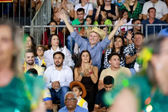 Prefeito Eduardo Siqueira Campos vibra da arquibancada da Arena durante uma das apresentações juninas – Foto: Flávio Cavalera
