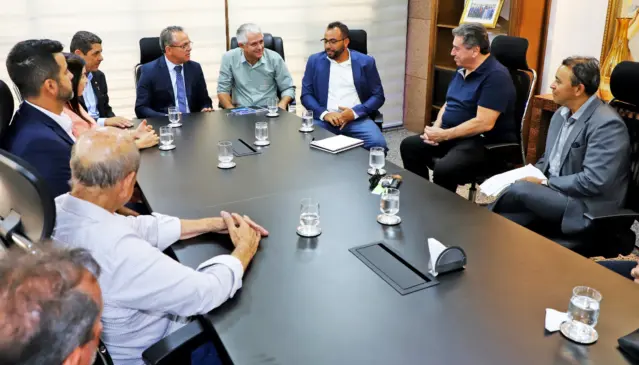 Secretário da Fazenda, Donizeth Silva, representa o governador Wanderlei Barbosa em reunião com empresários do Frigorífico Estrela - Foto: Esequias Araújo/Governo do Tocantins