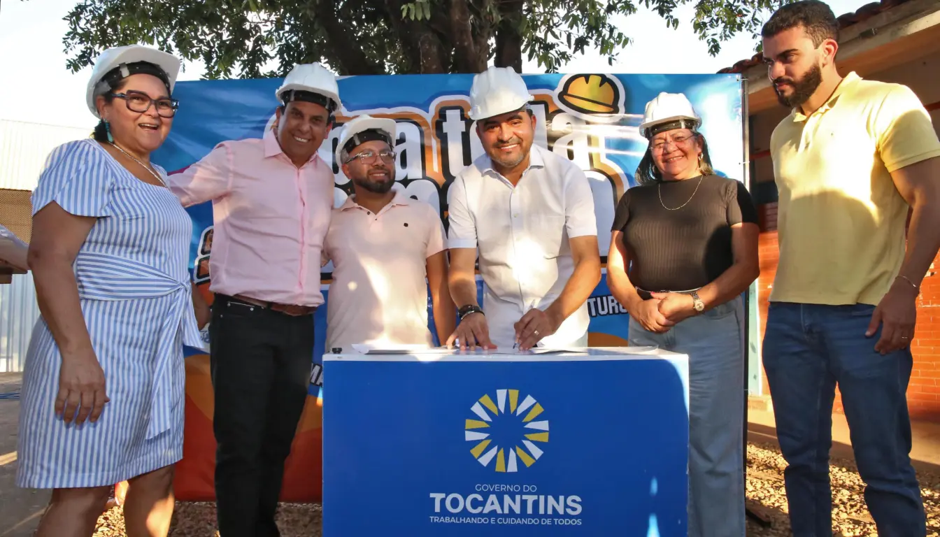 Governador Wanderlei Barbosa assina Ordem de Serviço para reforma de três escolas estaduais em Palmas, acompanhado do secretário da Educação, Fábio Vaz - Foto: Marcio Vieira/Governo do Tocantins