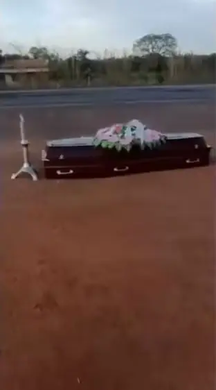 Caixão com corpo dentro caiu de carro da funerária na BR-153 — Foto: Reprodução/
