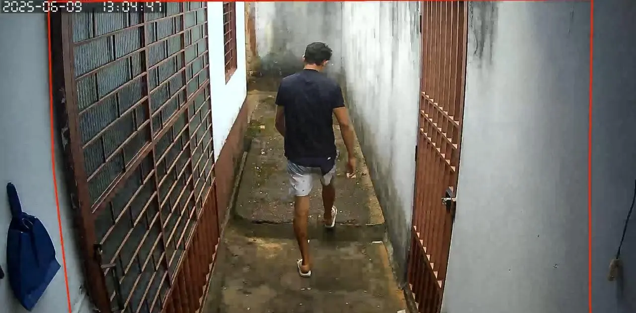 Suspeito flagrado por câmeras de segurança no momento de um dos furtos - Foto: Divulgação/Suspeito flagrado por câmeras de segurança no momento de um dos furtos - Foto: Divulgação/Polícia Civil do Tocantins Suspeito flagrado por câmeras de segurança no momento de um dos furtos - Foto: Divulgação/Suspeito flagrado por câmeras de segurança no momento de um dos furtos - Foto: Divulgação/Polícia Civil do Tocantins