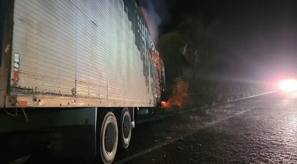 Caminhão saiu da pista e pegou fogo — Foto: Divulgação/Polícia Militar Caminhão saiu da pista e pegou fogo — Foto: Divulgação/Polícia Militar