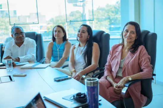 Secretária de Ação Social, Polyanna Siqueira Campos (à dir), durante reunião com os membros do Grupo de Trabalho Intersetorial – Foto: Regiane Rocha