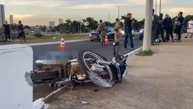 Moto das vítimas ficou destruída no acidente — Foto: Portal Alta Tensão-TO/Divulgação
