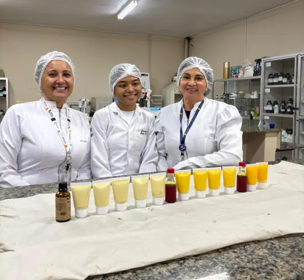 Giovanna Evelin entre as professoras Lunalva Aurélio Pedroso e Márcia Guelma — Foto: Divulgação