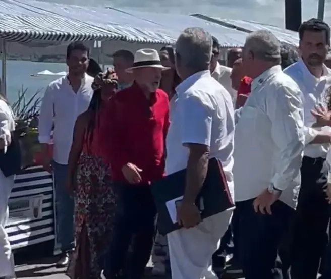 Ao lado de Wanderlei, ministros e líderes da região, presidente Lula desce em Araguatins recepcionado por multidão