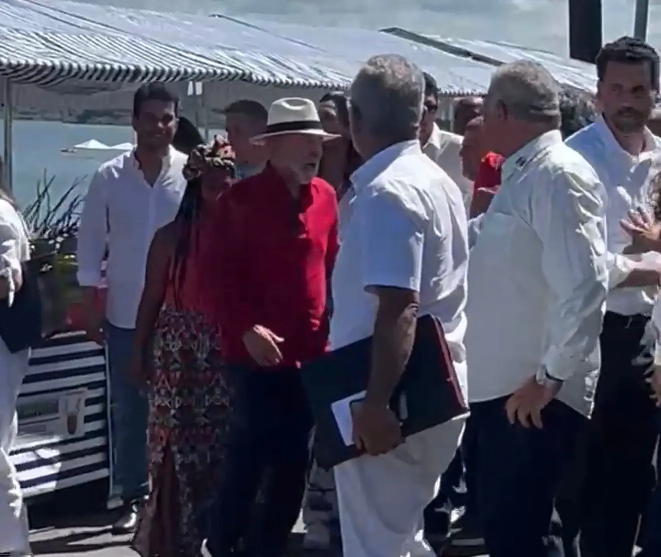 Ao lado de Wanderlei, ministros e líderes da região, presidente Lula desce em Araguatins recepcionado por multidão