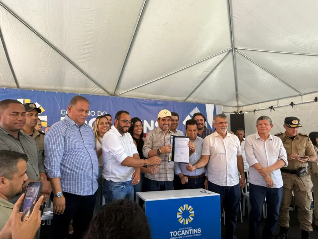 Aplaudido em Paranã, Wanderlei lança obra de escola, quer pagar plano de carreira ainda este ano e avisa sobre gestão: “Não vou esconder minha insatisfação com secretário” Aplaudido em Paranã, Wanderlei lança obra de escola, quer pagar plano de carreira ainda este ano e avisa sobre gestão: “Não vou esconder minha insatisfação com secretário”