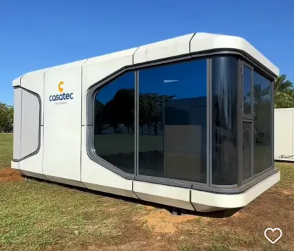 Ilha Canela Beach lança cápsulas de hospedagem com design futurista à beira do lago