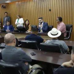   
A reunião promoveu um encontro entre especialistas e políticos — Foto: Marco Miatelo
