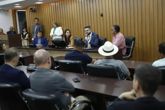   
A reunião promoveu um encontro entre especialistas e políticos — Foto: Marco Miatelo
