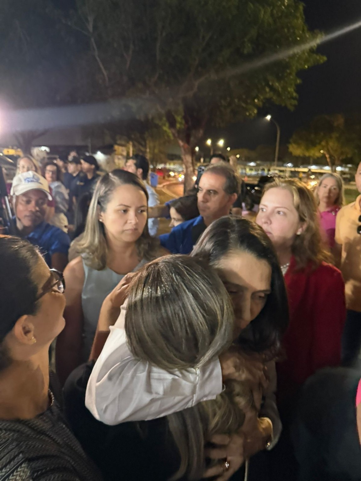 Inauguração da Praça Brasília no Aureny I: Polyana Siqueira chega abraçada pelo povo: “meu silêncio é meu maior tesouro”