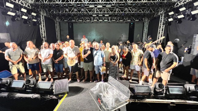 m Araguatins, Cayres discursou na Praia da Ponta, com o prefeito Aquiles e senador Eduardo Gomes - Foto: Marcioney Monteiro/Ascom Presidência 