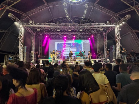 Fé, emoção e comunhão marcam show de Davi Sacer no Dia do Evangélico em Porto Nacional